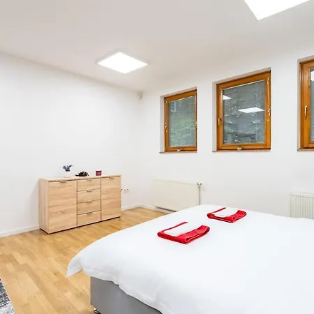 Quiet 1 Bdr Next To The Cathedral