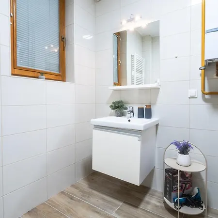 Quiet 1 Bdr Next To The Cathedral